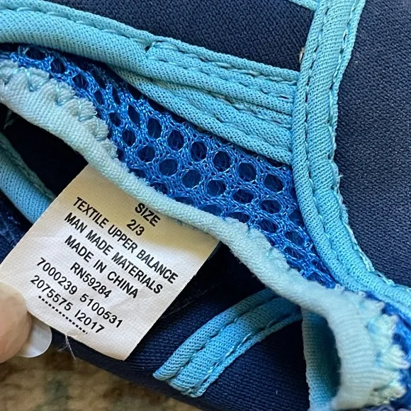 Water shoes - kids size 2/3 - Picture 3 of 6